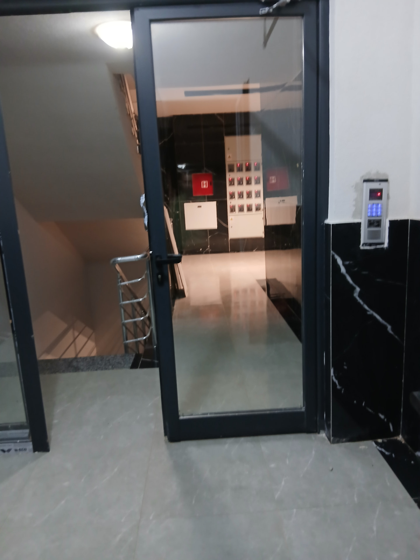 Hyrje e një objekti banesor nga materialet e RRON